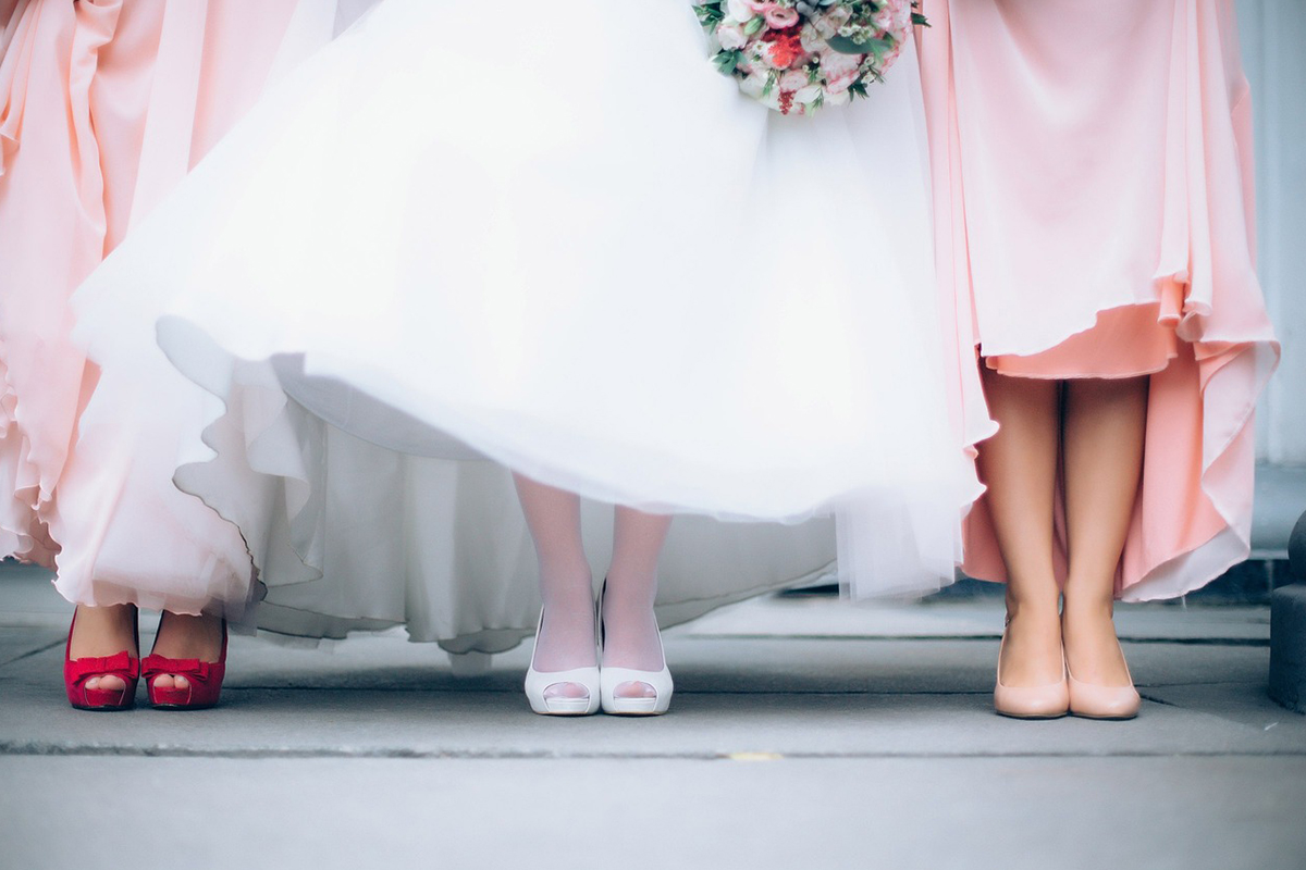 Read more about the article Was zieht man zur Hochzeit an? – Der ultimative Leitfaden für das perfekte Hochzeitsoutfit