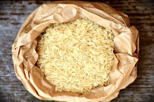 Read more about the article Reis werfen an der Hochzeit: Eine zeitlose Tradition voller Symbolik